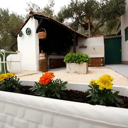 Glavina With Heated Pool Apartman Makarska